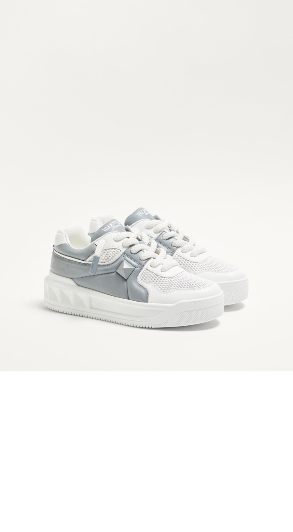 미러급레플리카사이트 | 명품레플리카 전문 쇼핑몰  | 퍼스트원 - 퍼포레이티드 나파 가죽 로우탑 원 스터드 XL 스니커즈 > 발렌티노