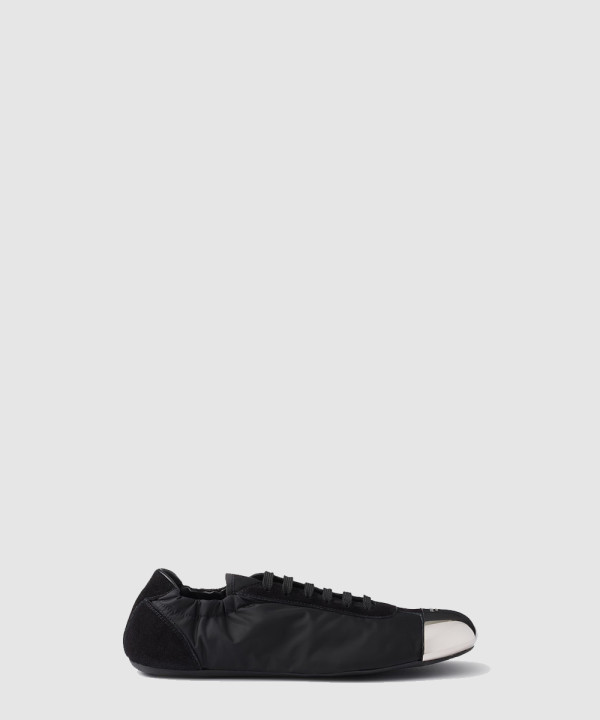 메탈 토캡이 달린 나일론과 스웨이드 소재의 콜랩스 스니커즈 1E990N